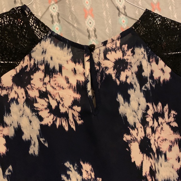 Target Crop Top Lace Sleeve - Picture 5 of 9